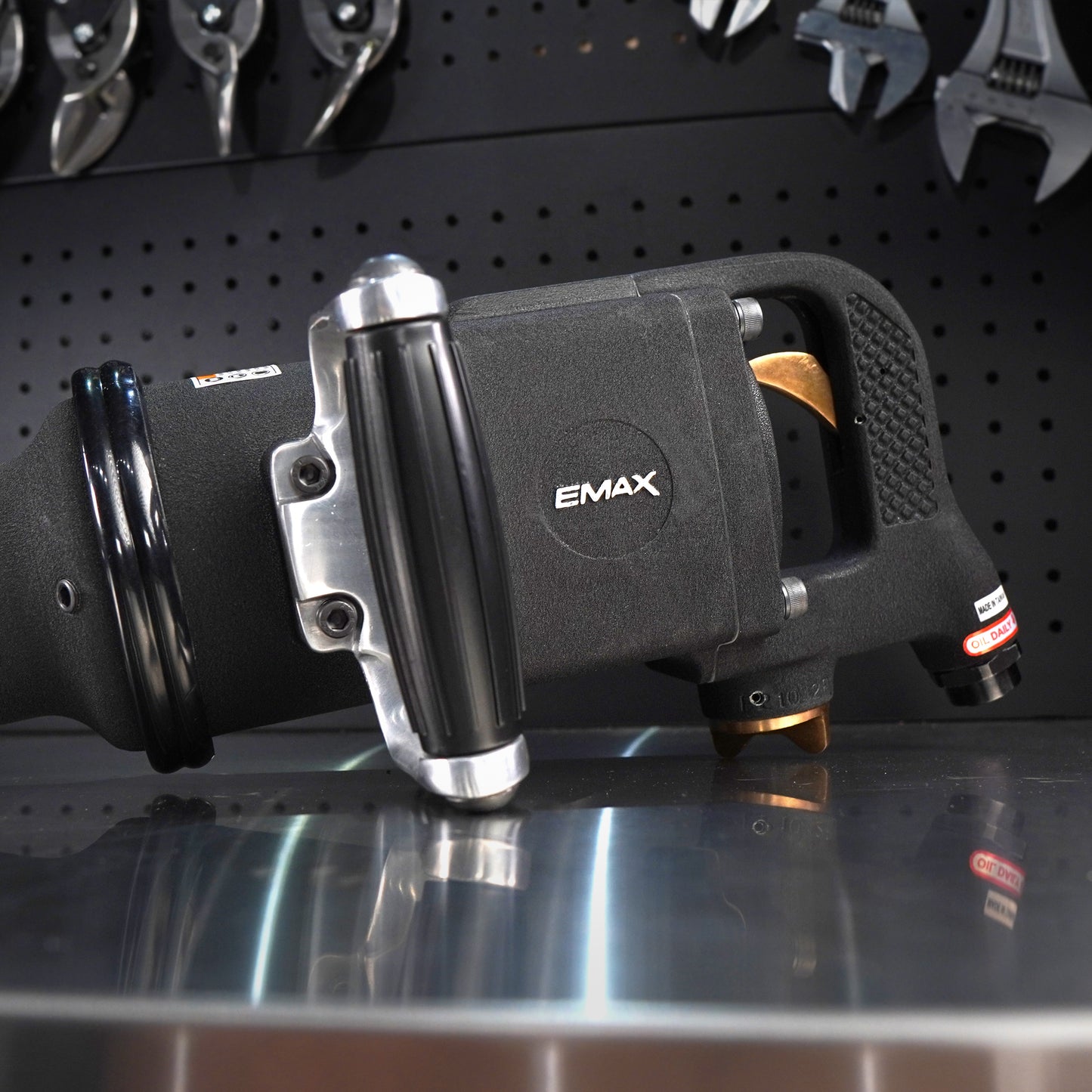 EMAX 1in. Drive Pneumatic Industrial-duty 1400 ft/lbs Single Hammer HIGH Torque Impact Wrench with Ergonomic Grip
